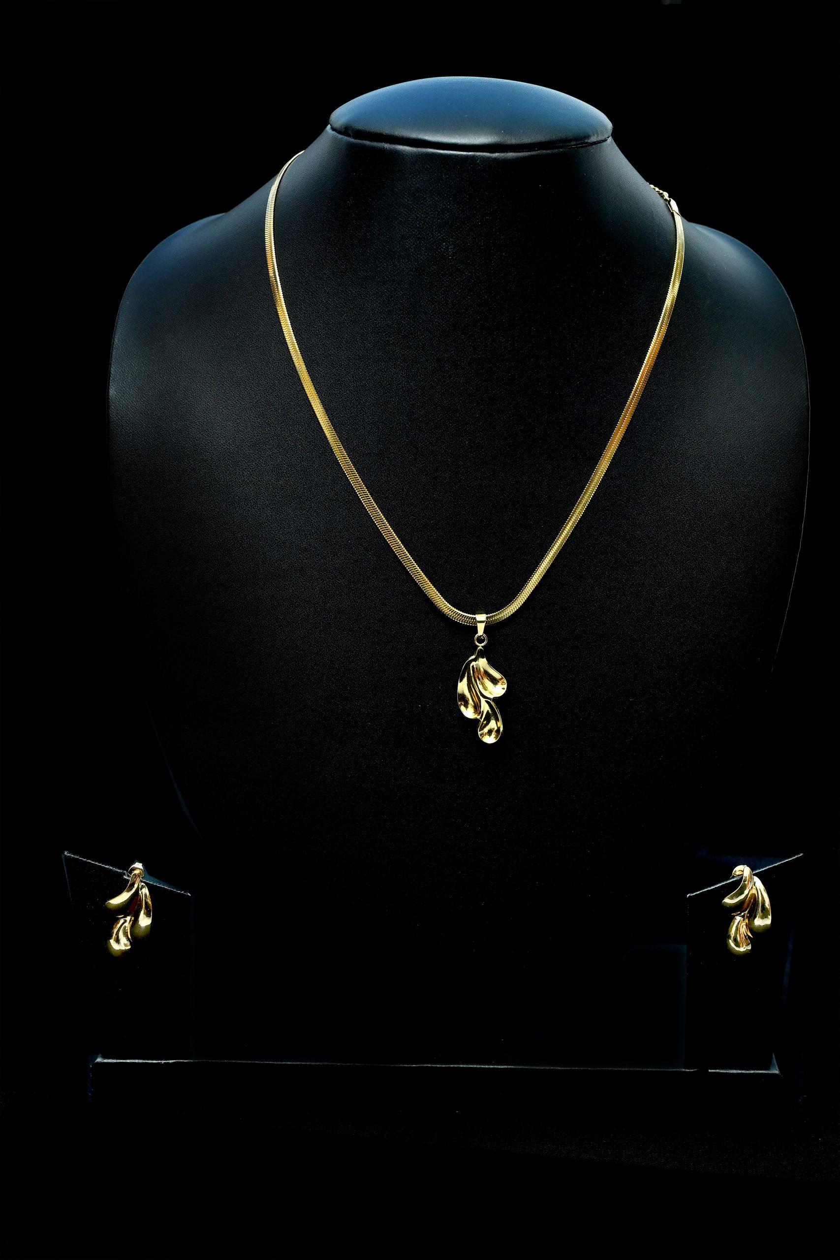 golden-leaf-glow-necklace-set