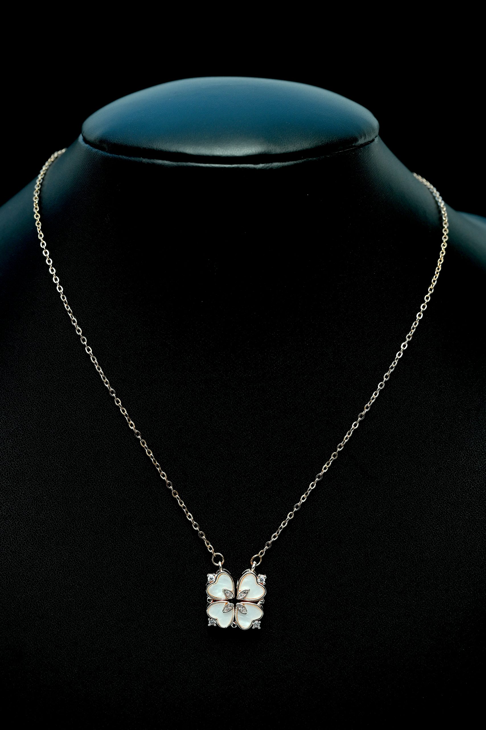 opulent-chain-pendant-necklace