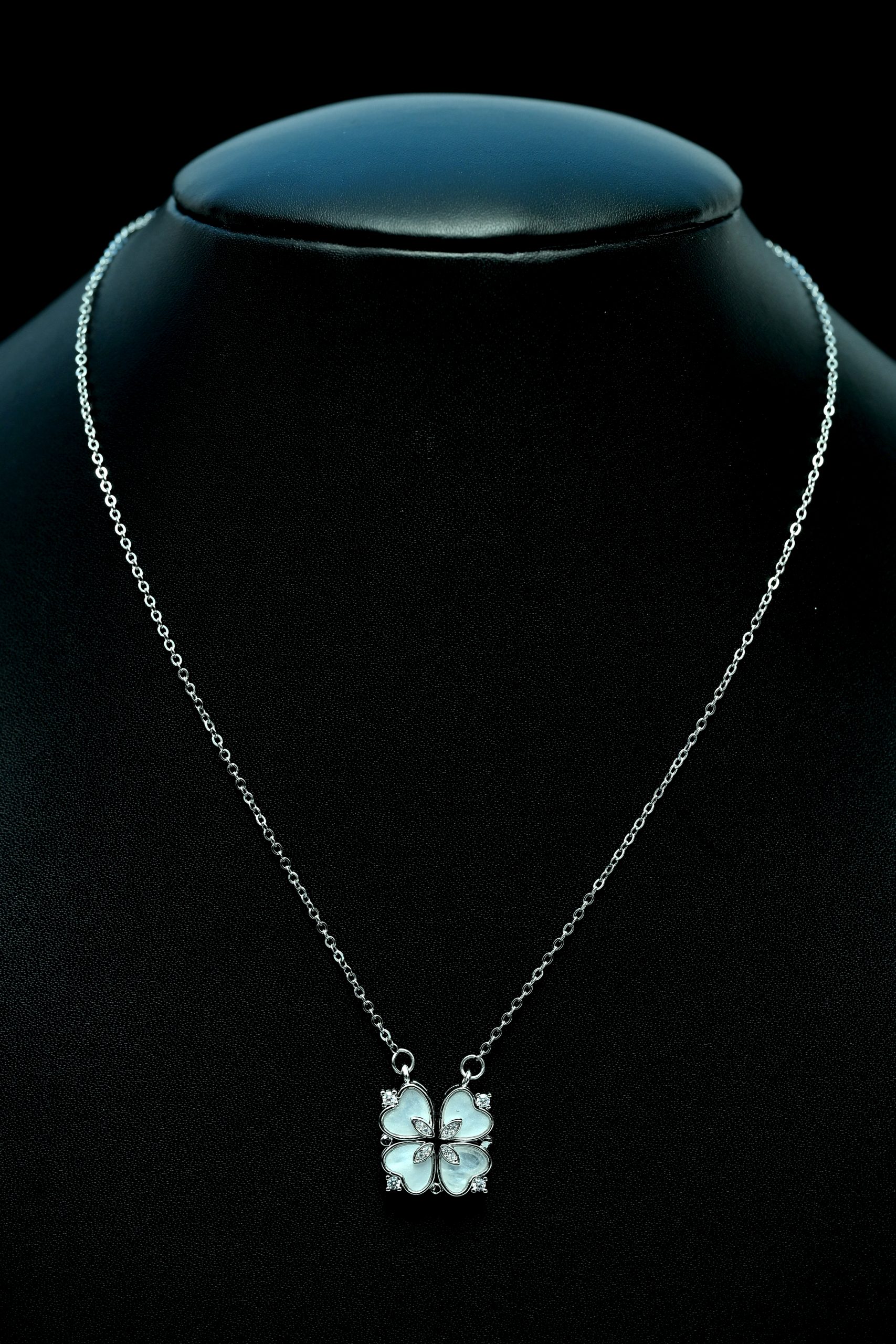 opulent-chain-pendant-necklace