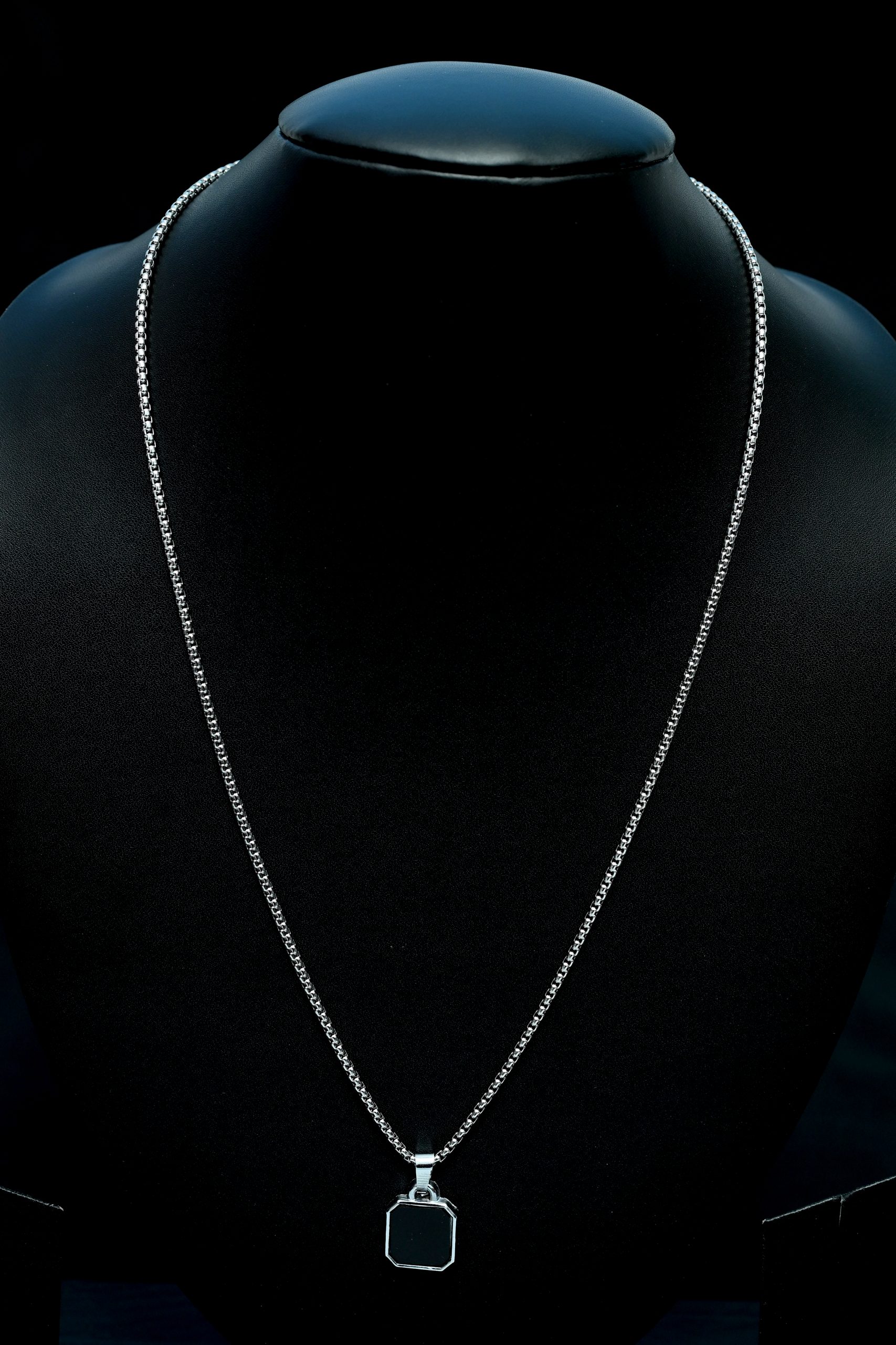 black-edge-pendant-chain