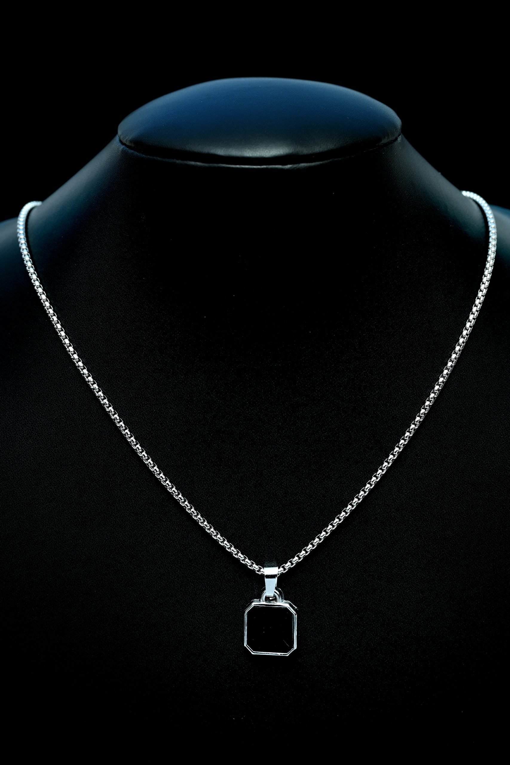 black-edge-pendant-chain