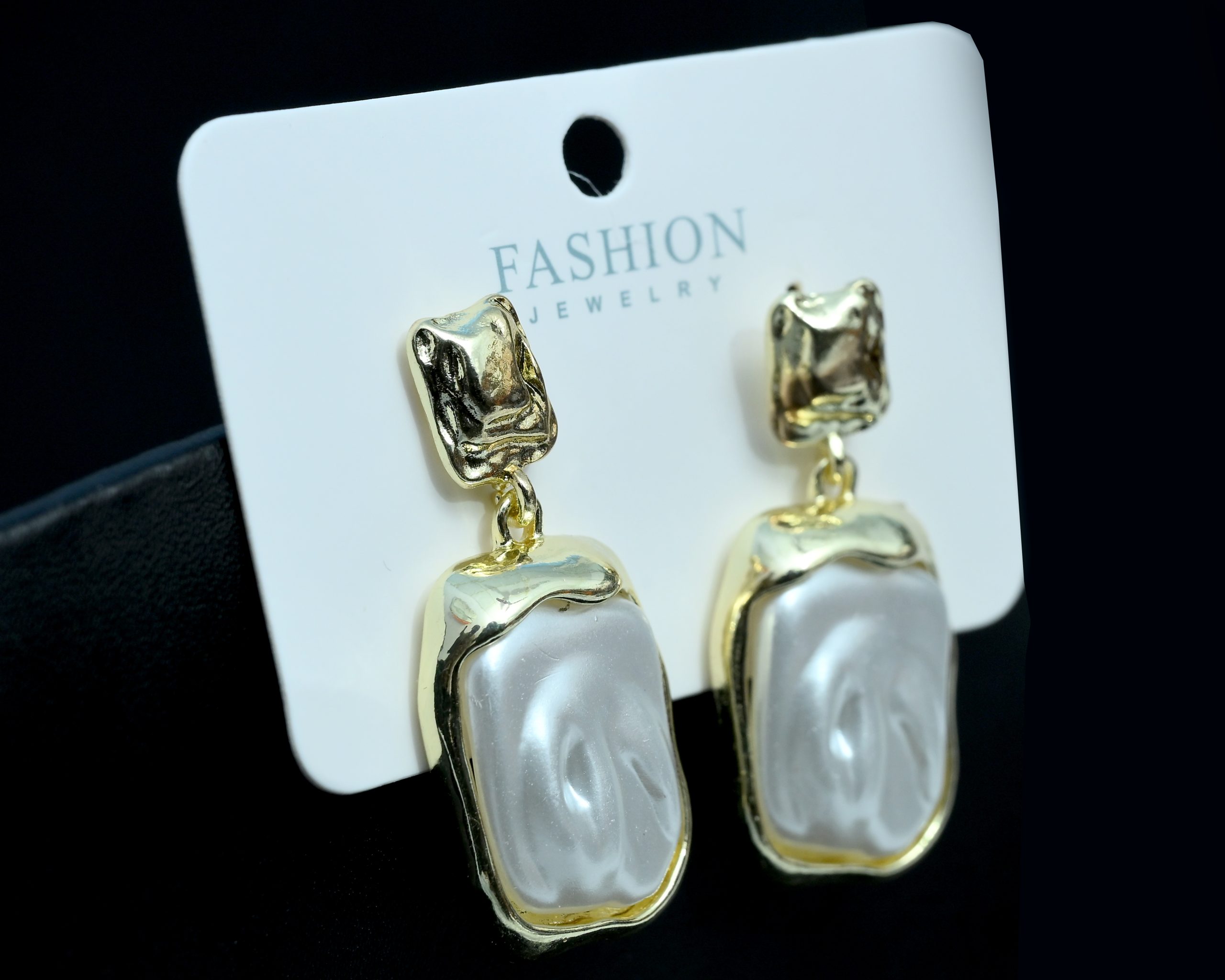 golden-pearl-frame-stud